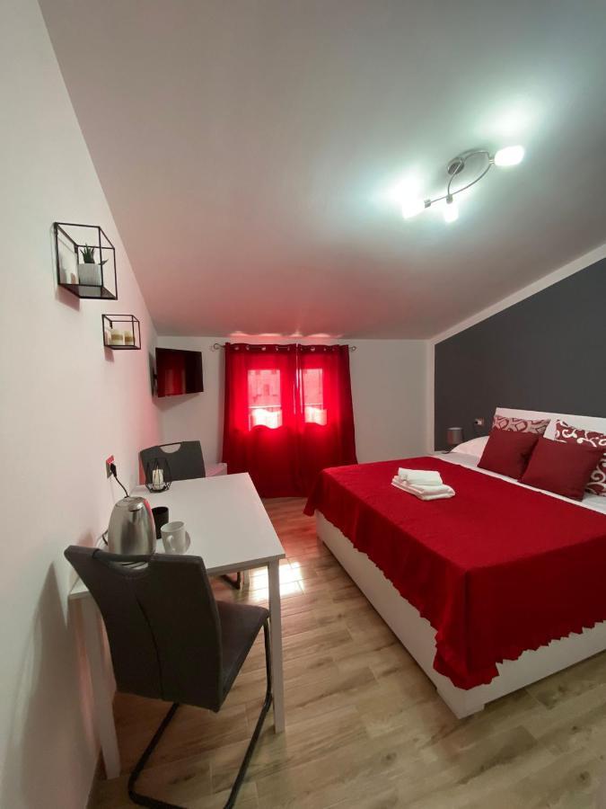 Cadoni Guest House Bosa Bagian luar foto